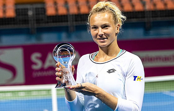 Kateina Siniaková s trofejí pro vítzku turnaje v Portoroi.