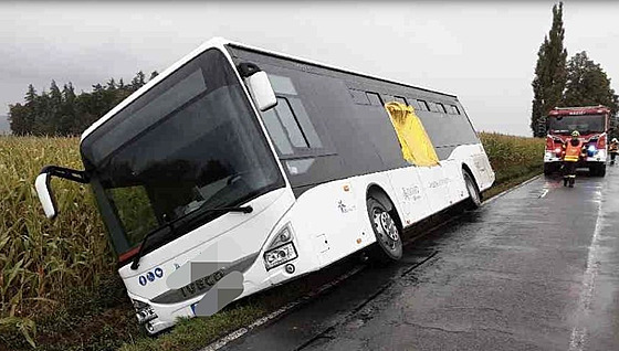 Autobus skonil v píkopu a nebylo moné otevít dvee, cestující a idie tak...