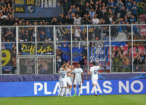 Fotbalisté Interu Milán se radují z gólu, který Plzni vstelil Edin Deko.