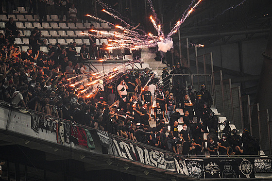 Fanouci Marseille hodili pyrotechniku smrem ke kotli píznivc Frankfurtu.