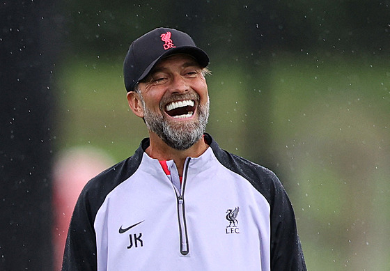 Liverpoolský trenér Jürgen Klopp se ehní na tréninku ped zápasem Ligy mistr.