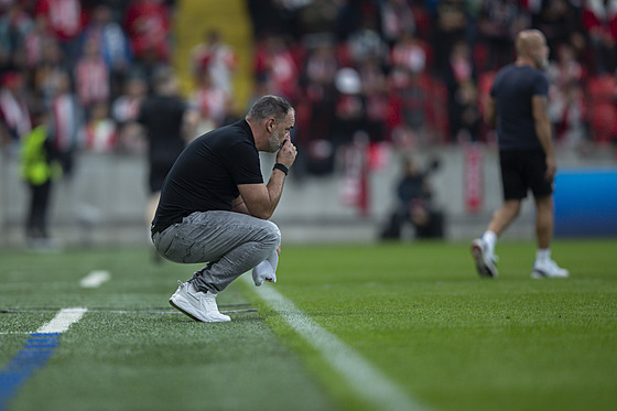 VN TRÁVY. Tradiní pedzápasový rituál trenéra Slavie Jindicha Trpiovského.