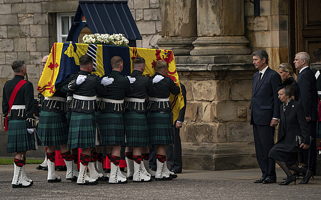 Rakev s Alžbětou II. dorazila do Edinburghu, s královnou se loučily tisíce lidí
