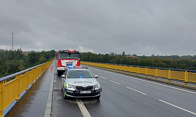 Ze Žďákovského mostu údajně skočila žena, na místě vše prověřují policisté i...
