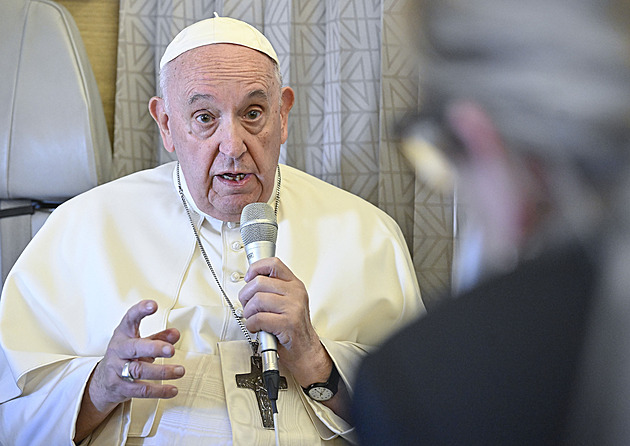 Zbraně pro Ukrajinu jsou morálně přijatelné, řekl papež. Vyzval k vyjednávání