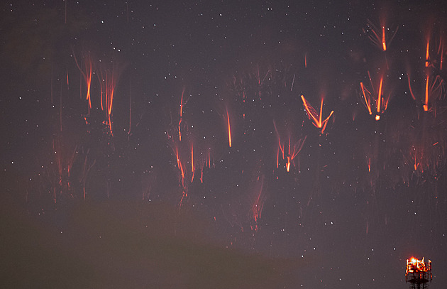 Fotograf zachytil „rudé skřítky“ nad severem Čech, snímek publikovala NASA