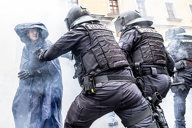Stovky policistů cvičily na Náchodsku zásah proti extremistům. Za plného provozu