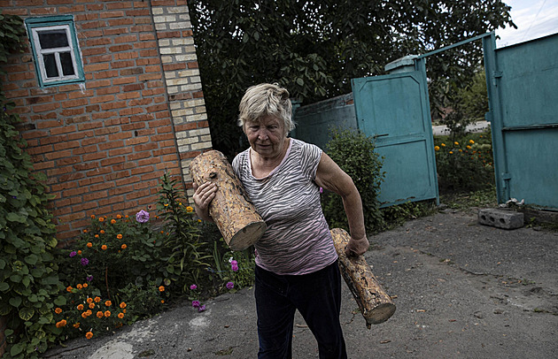 Ukrajinci se připravují na krušnou zimu, sbírají dřevo a lepí rozbitá okna
