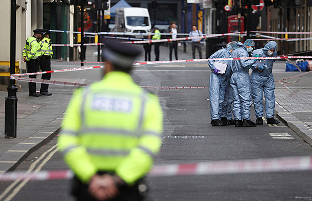 Muž v centru Londýna pobodal dva policisty, strážníci ho zneškodnili taserem
