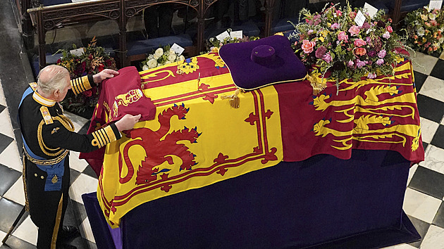 Británie pohřbila Alžbětu II., její rakev spočinula v kryptě ve Windsoru