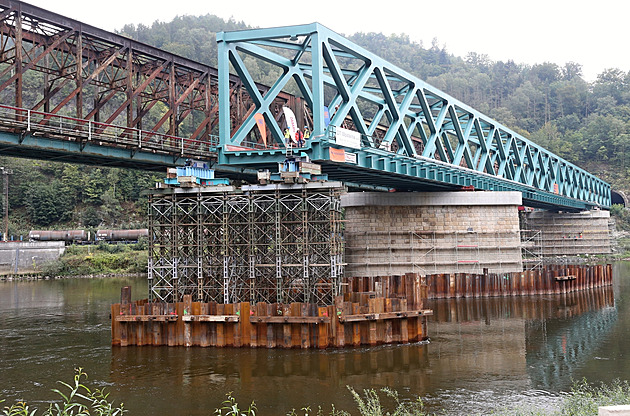 Oproti starému má nový most průběžné kolejové lože, které tvoří štěrkové lože,...