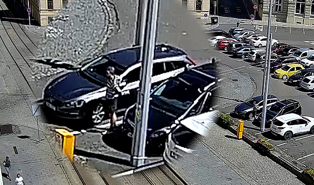 VIDEO: Muž na parkovišti poškrábal drahé auto, pak sedl do felicie a odjel