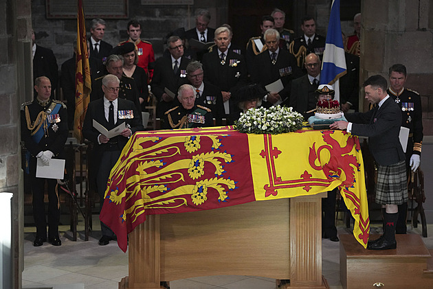 Británie držela minutu ticha za královnu, na pohřeb se chystají stovky státníků