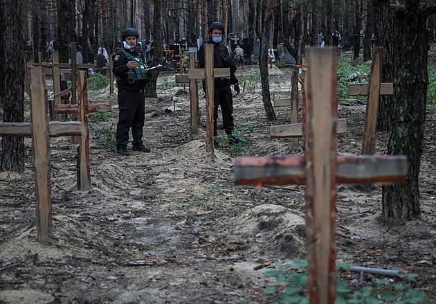 Rusové vytvářeli „falešné“ hřbitovy, prozradily je detaily. Český kriminolog popisuje vyšetřování válečných zločinů