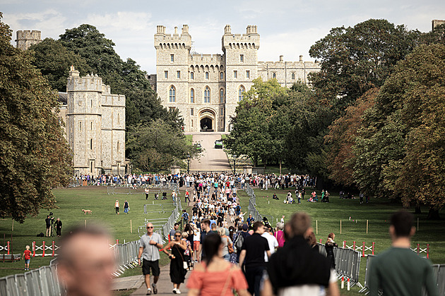 Stmelí smutek královskou rodinu? Divadlu ve Windsoru Britové neuvěřili