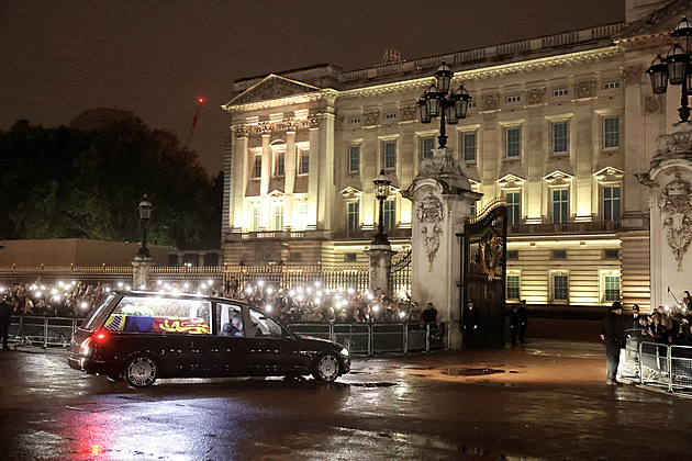 Hodiny v dešti a rychlé přesuny. Jak se fotí rakev královny v ulicích Londýna