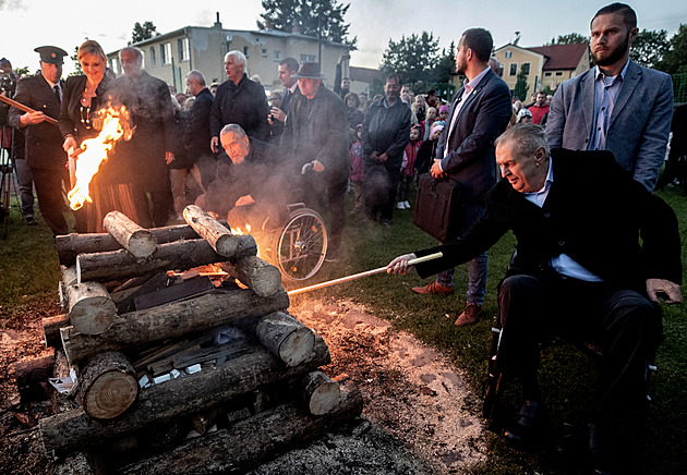 Zeman se Schwarzenbergem uctili Masarykovu památku, zapálili lánskou vatru