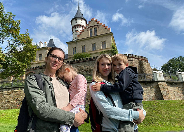 Anna Rybak (vpravo) a její kamarádka Elena s dětmi na výletě v Raduni na...
