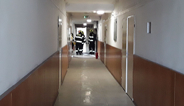 Muž při pokusu o sebevraždu zapálil ubytovnu, před kouřem utíkalo 60 lidí