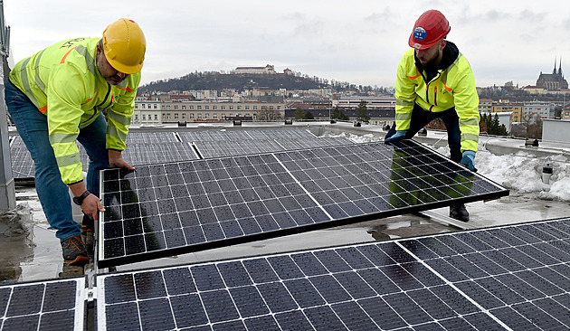 Ceny energií drtí rozpočty měst, instalují soláry nebo pálí odpadky