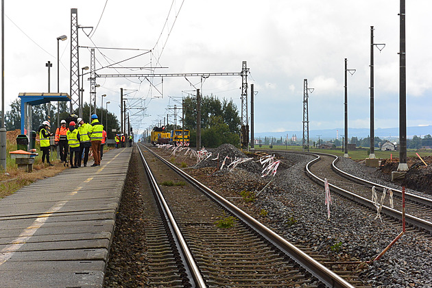 Stavbě železničního mostu přes D35 u Svitav ustupují zastávka i koleje