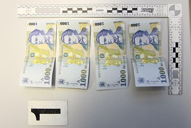 Muž dal „řidiči v nesnázi“ deset tisíc na benzin, získal bankovky za 80 korun