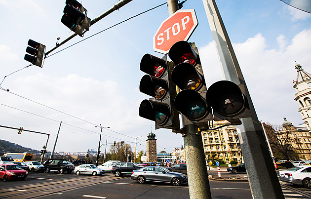 Zelená vlna už je přežitek. Semafor v Praze pustí spíš vůz MHD než auto