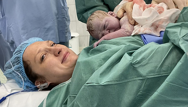 „Jiný“ císařský řez. První porodnice nabízejí ženám vyjmout si dítě z těla