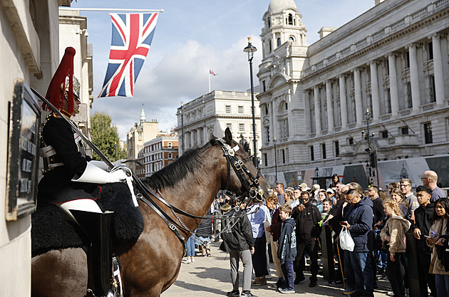 Londýn očekává monstrózní pohřeb, centrum střeží tisíce policistů i SAS