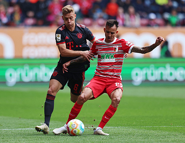 ONLINE: Bayern hraje v Augsburgu o udržení prvenství. Jak odpoví Dortmund?