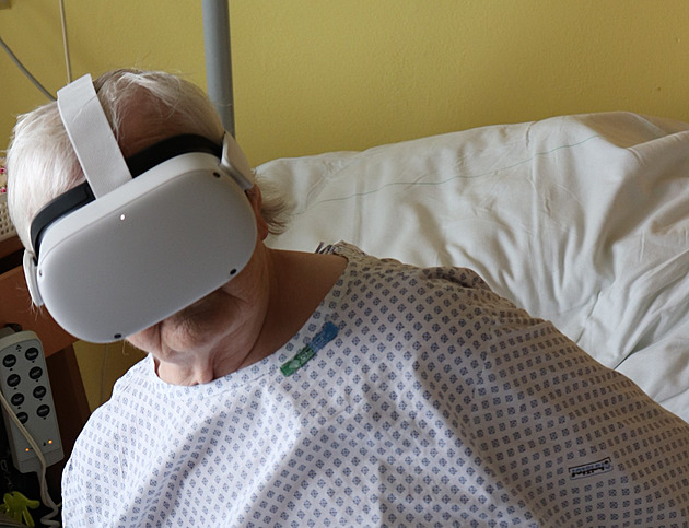Pacienti jihlavské nemocnice ve virtuální realitě cestují i trhají jablka