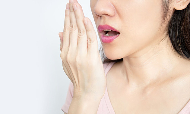 Jak se zbavit zápachu z úst. Najděte příčinu, jen čistit zuby nestačí