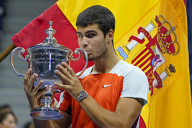 Nejmladší jednička historie. Devatenáctiletý Alcaraz ovládl US Open