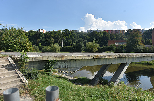 Zchátralá lávka přes Vsetínskou Bečvu půjde k zemi, místo ní postaví novou