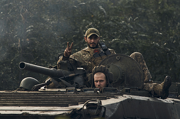 Už jen 10 kilometrů k území separatistů. Ukrajinci upevňují pozice u Charkova