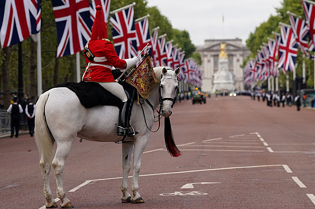 Rakev s královnou dorazila do Westminsteru, u parlamentu stojí fronty lidí