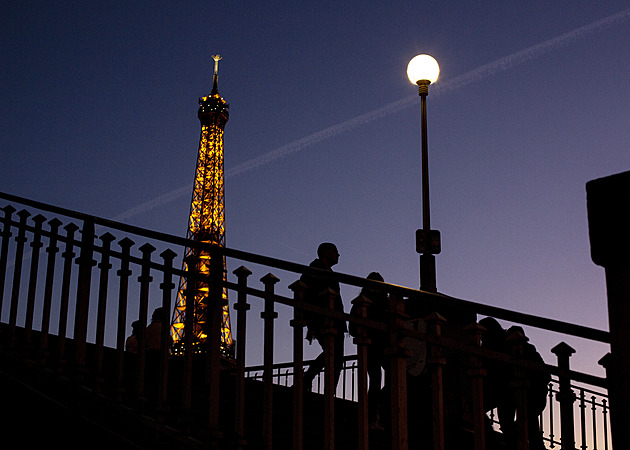 Kvůli úsporám omezí nasvícení Eiffelova věž i další veřejné budovy