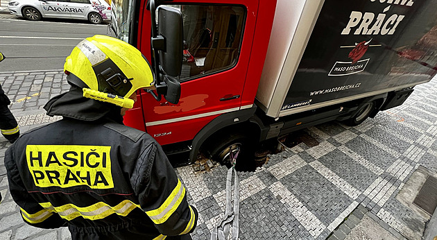 Nákladní auto se v Praze propadlo do chodníku, zásah narušil provoz tramvají