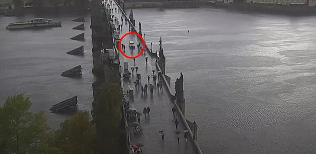 VIDEO: Cizinec projel autem po Karlově mostě, stálo ho to několik tisíc