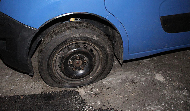 Muž provrtával pneumatiky aut s ukrajinskými značkami, zničil jich desítky