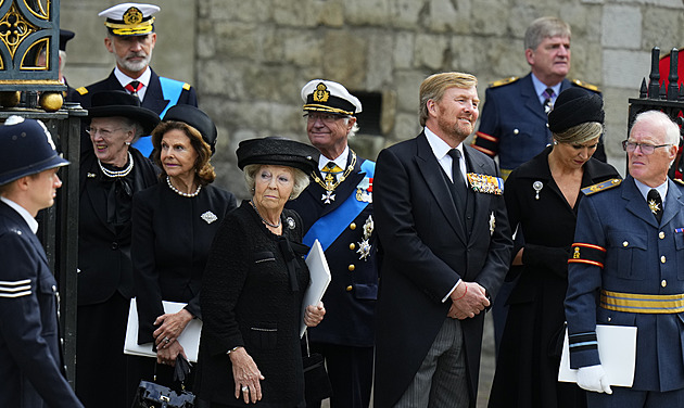 OBRAZEM: S královnou Alžbětou II. se rozloučili monarchové z celého světa