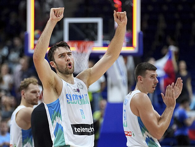 Mike Tobey ze Slovinska slav� postup do �tvrtfin�le MS v basketbalu.