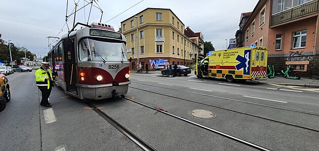 V sobotu ráno srazila tramvaj chodce v Prbné ulici v Praze. (17. záí 2022)