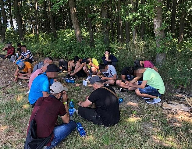 Jedna ze skupin nelegálních migrant, které zadrela policie na území Zlínského...