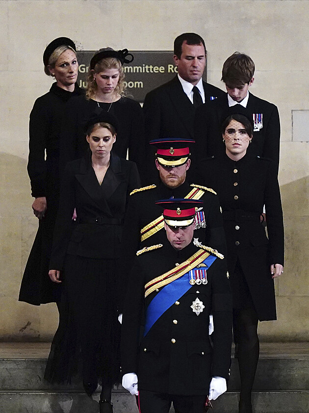 Vnoučata Alžběty II.: Zara Phillipsová, lady Louise, princezna Beatrice, princ...