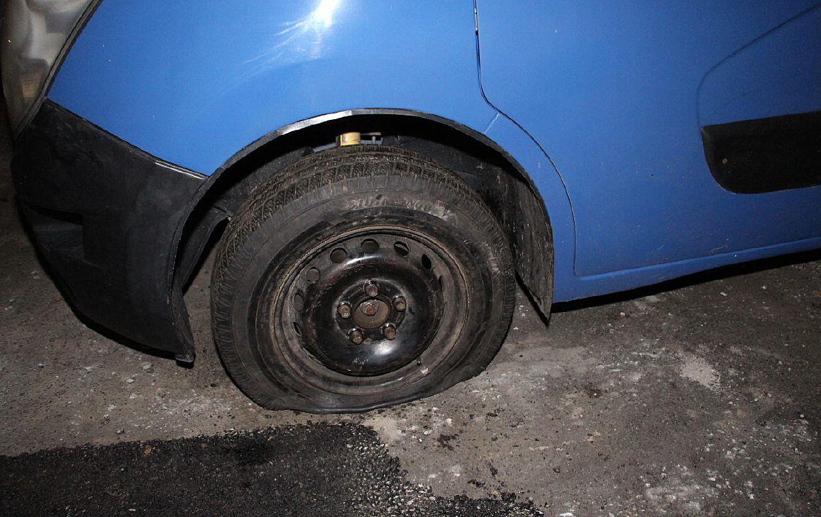 Muž provrtával pneumatiky aut s ukrajinskými značkami, zničil jich desítky  - iDNES.cz
