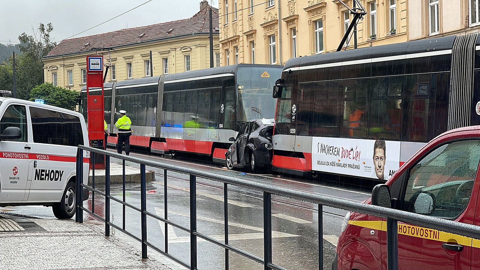 Řidička vjela mezi dvě tramvaje, které auto doslova slisovaly - iDNES.cz