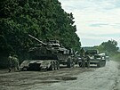 Ukrajintí vojáci nakládají ruský tank, který ukoistili pi protiofenziv v...