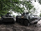 Oputná ruská vojenská technika u msta Balaklija na Ukrajin. (10. záí 2022)