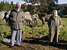 Královna Albta II. a princ Charles na panství Balmoral zasadili strom. (1....
